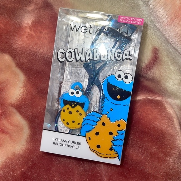 wet n wild x Sesame Street, Cowabunga Eyelash Curler - Picture 1 of 2